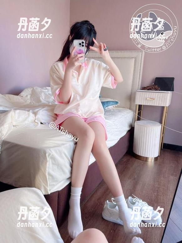 AT鲨最新写真：白丝静悄悄的折磨着我的眼球