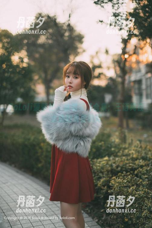BoLoli菠萝社 - 泳装写真合集：王语纯在水边的戏耍瞬间