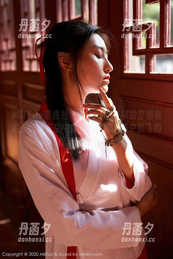 MiiTao蜜桃社 - Cris_卓娅祺的空姐私拍，像是在空中穿梭的剪影，脑中乱飞的都是云和彩虹。