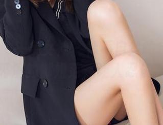 TouTiao头条女神 – 情不自禁的定制写真：梁芮溪的御姐范，让人忍俊不禁。