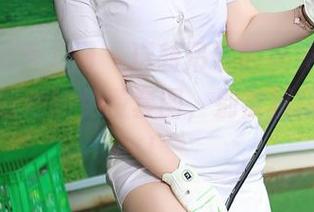Xiuren秀人网 – 玩转吊带的奶芙乔乔，快来领取她的免费套图，别被桥段吓到哦！