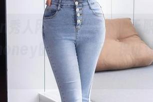 Xiuren秀人网 – 职业装不止于职场，小蛮妖_honey的美图更新，保证让你耳目一新！