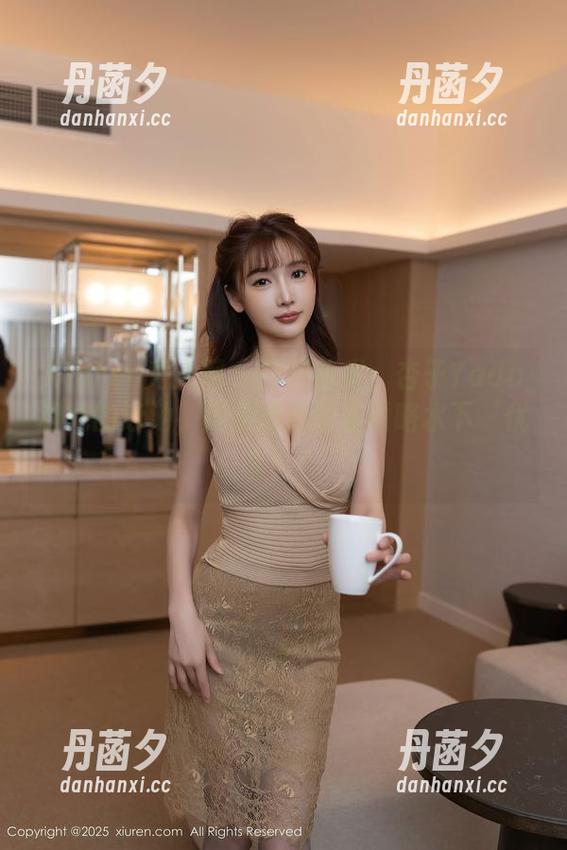 Xiuren秀人网 - 浮潜艺术：杏子Yada和她的泳池，高清图库带你领略水下‘优雅’！