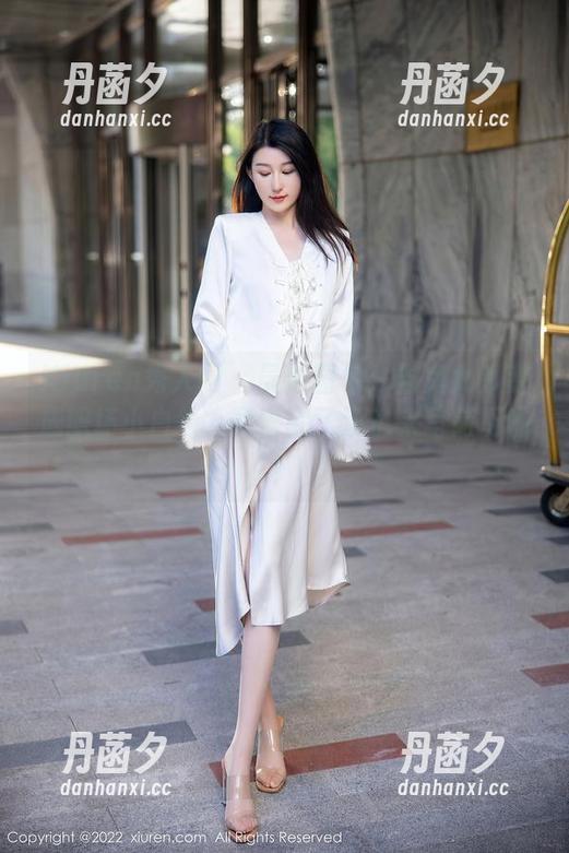 Xiuren秀人网 - 最新图包：当兔女郎变成职场小白领，蕾蕾醒了没也来写简历啦！