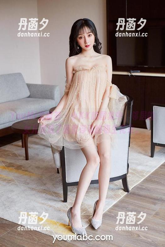 YouMi尤蜜荟 - 小KK的图集中，邻居的女儿变成了暗香浮动的初生花朵。