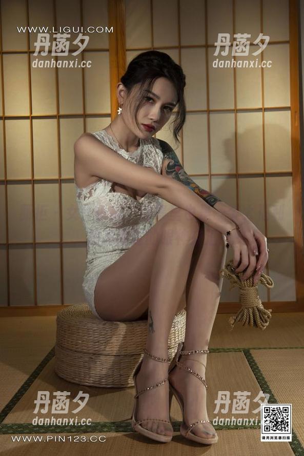 丽柜 - 女仆小爽，图集里也是一个大福利，擦肩而过的眼神交汇～