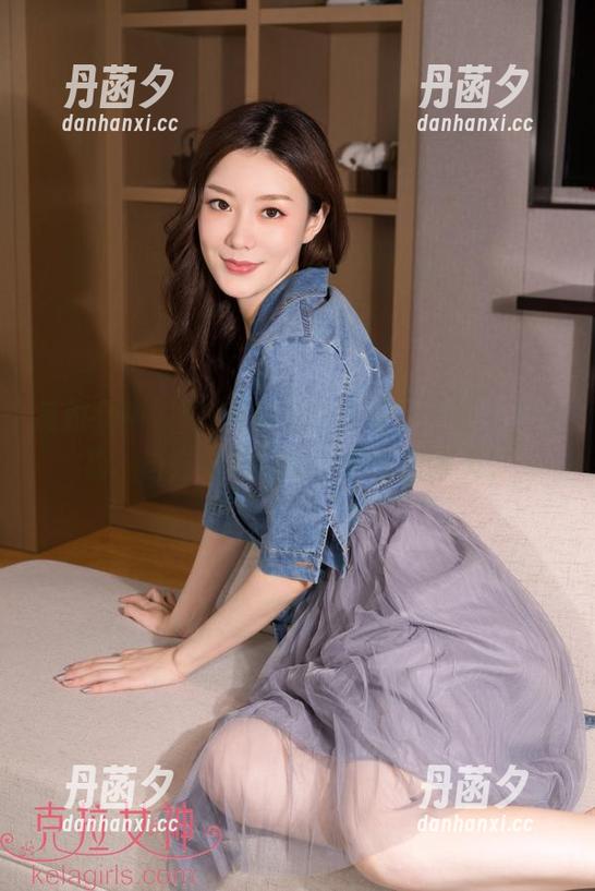 克拉女神 - Yovi和她的白裙，一场关于轻松、自在与随意的美丽套图聊天。