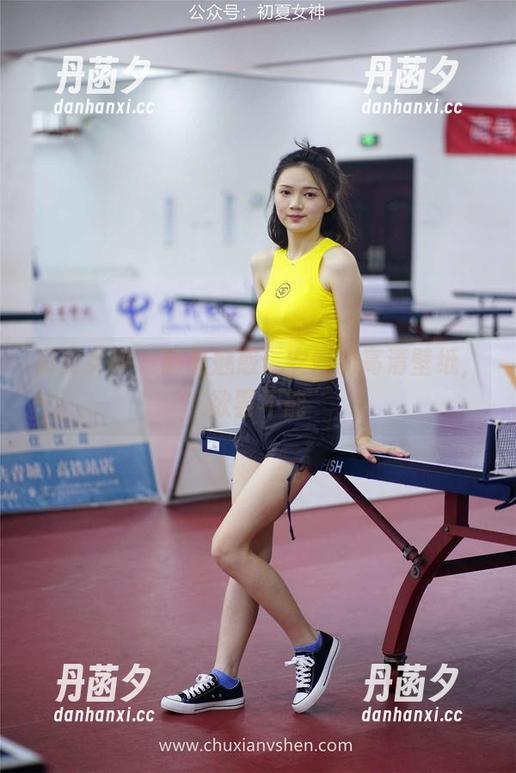 初夏女神 - 制服魅惑：安妮的高清壁纸，欲罢不能