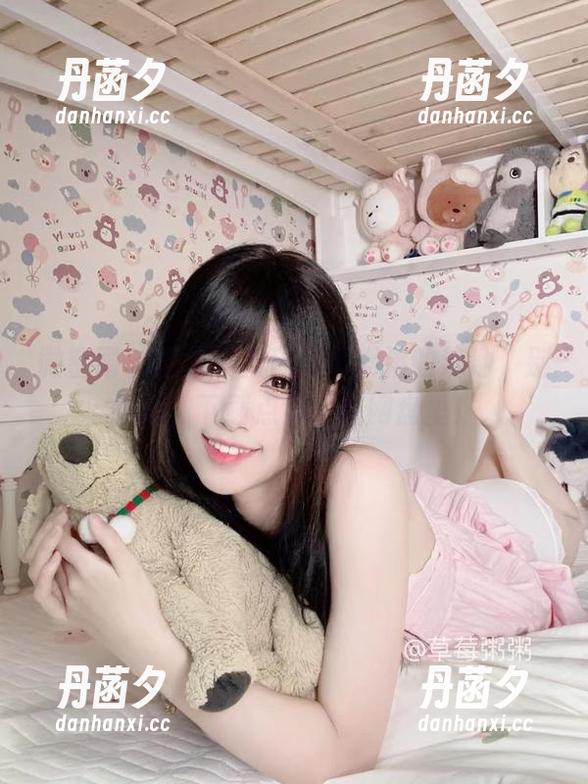 微密圈 - 潜入十万口草莓粥粥的泳池，别担心，下载点滴尽在网盘里！