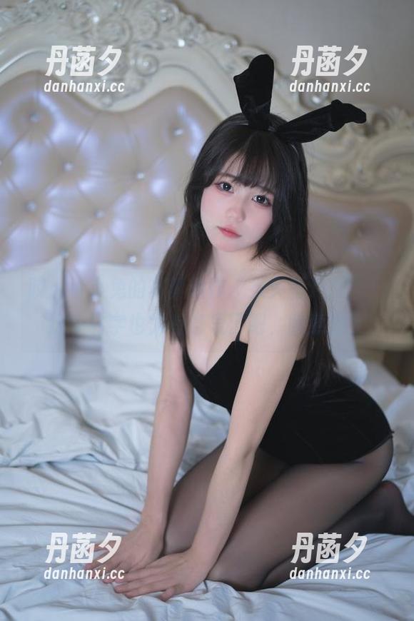 咬人小小兔的写真新作“须臾望月抄”，这个名字也太有意思了吧，啥意思？