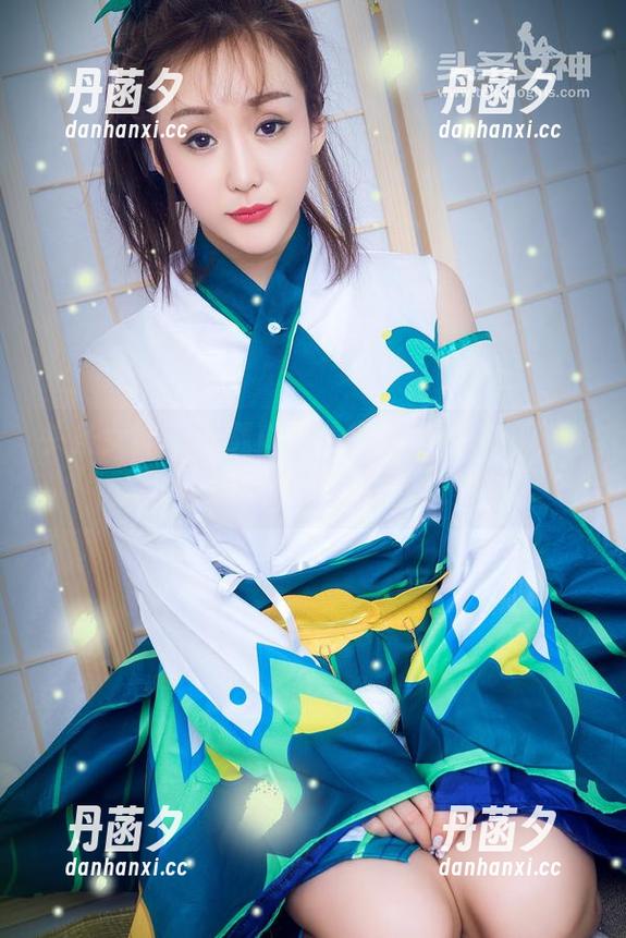 头条女神 - 下载琳琳的御姐写真，仿佛进入了一场品质不一的甜蜜梦。