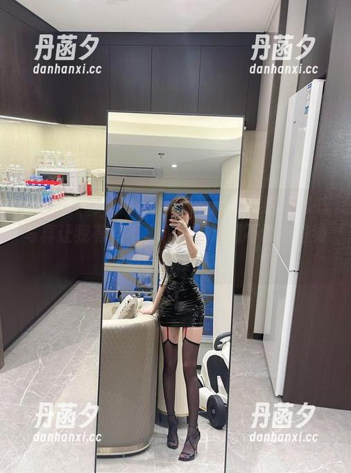 微密圈 - 实话说，奔跑的晶骡儿这组秘书写真让我有点不太淡定，难道不该有些特别的解读吗？