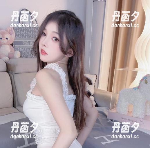 小小奶瓶儿的高跟鞋写真：高清版，足够让你痛苦纠结到心里发直。