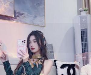 小小奶瓶儿的定制款，毛衣界的白开水，没啥特别但还挺好看