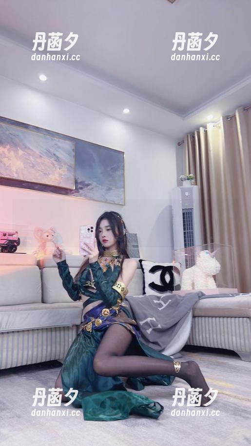 小小奶瓶儿的定制款，毛衣界的白开水，没啥特别但还挺好看