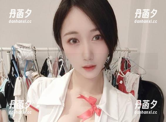 微密圈 - 小玉吃果冻亲自出镜，这图集我猜是自我主演！