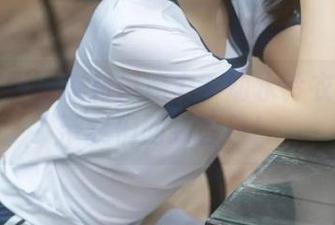 双人校服到底有何魔力？幼水铃衣的cos带我们回到昔日！