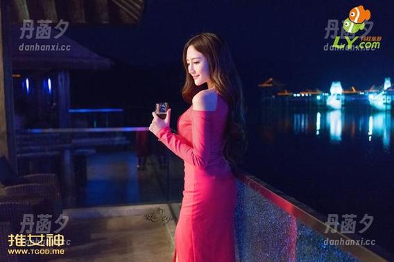 推女神 - 施忆佳Kitty酱毛衣神器：这些图片告诉你，人生不能太严肃