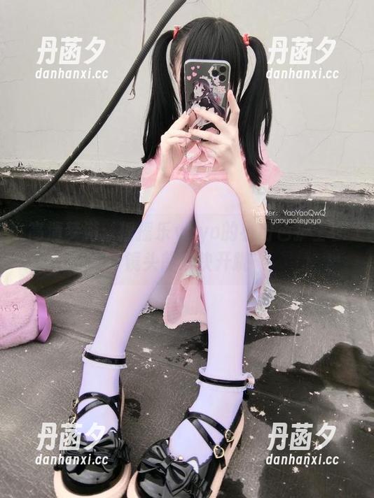 高清梦游：摇摇乐yoyo的小粉色护士在镜头前欢快开跳