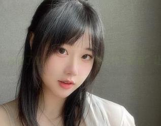 看！是一只废喵了的私拍，天台上的那种“随意”让人沉醉。