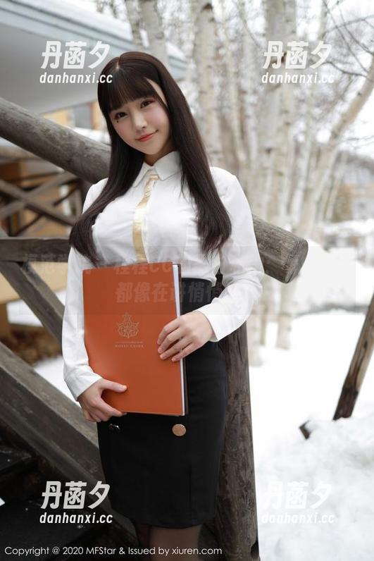 模范学院 - 程程CC的黑白私拍：每一张图都像在讲悄悄话。