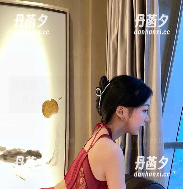 微密圈 - 牛奶里的果汁的新尝试，作品黑色小睡裙，居然无圣光得如此洒脱。