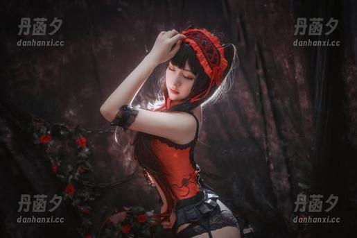 关于猫九酱和她那白裙的随想录原图——照片中的光影，曲线，与天空都是逗号。