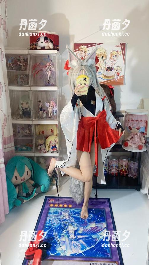 在细细品味白栎Shirly的“桐生桔梗A”原图时，图集里的某个角落又把我的思绪带偏了。