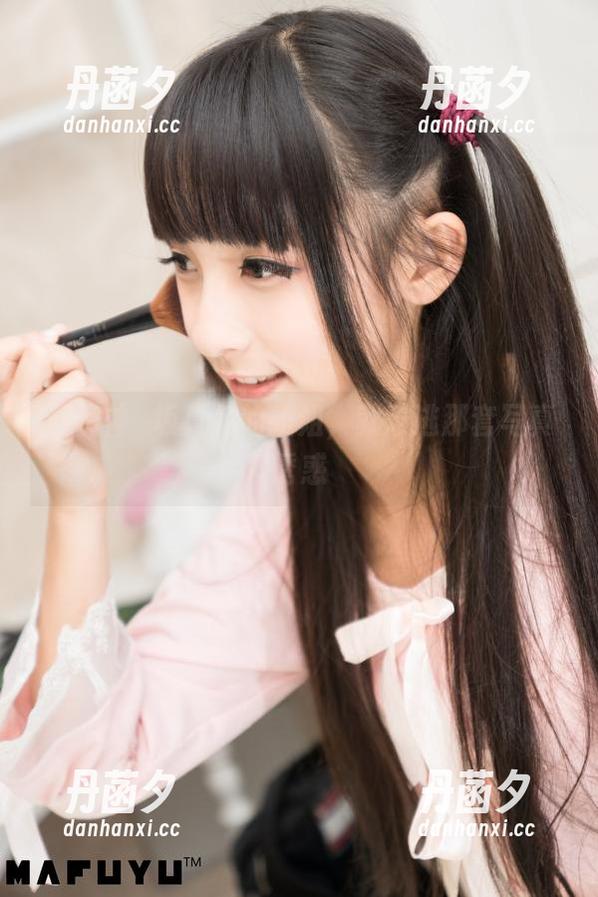 直视神楽坂真冬的姐姐，就难逃那套写真诱惑