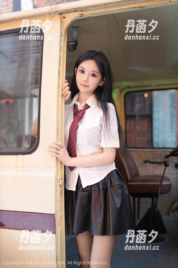 秀人网 - Emily尹菲和她的校服，无圣光的美图，青春辣么好！