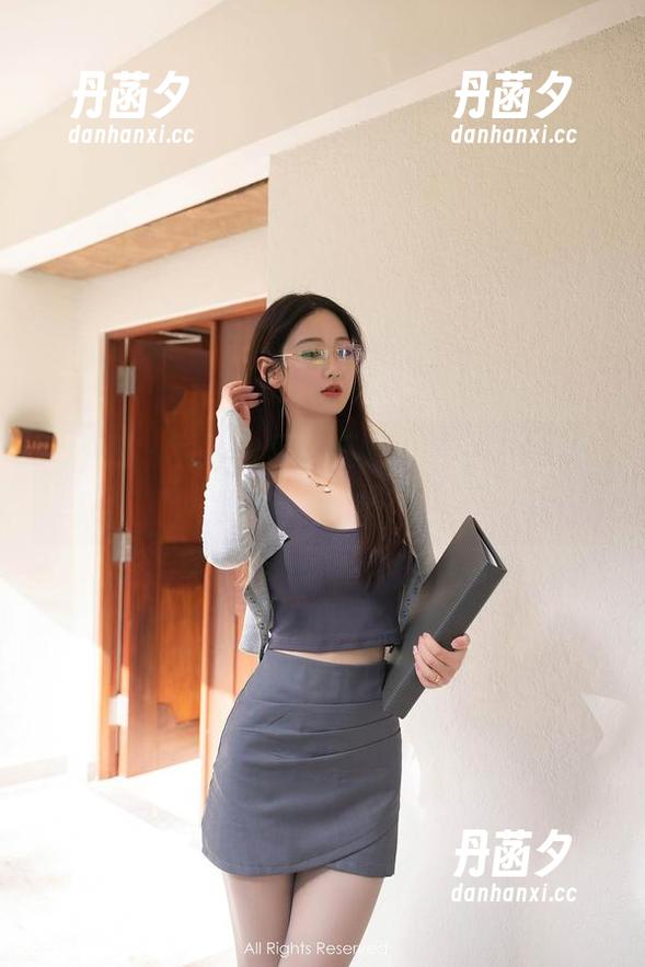 秀人网 - 豆瓣酱又在玩火？直击黑丝美臀的照片，特写都不怕。