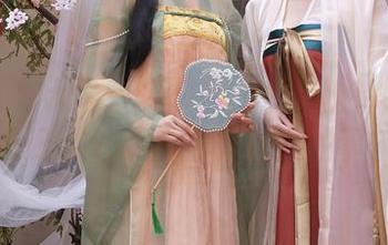 秀人网 – 关于闵妮的女仆合集，图包里悄悄记录下哪些不为人知的事？
