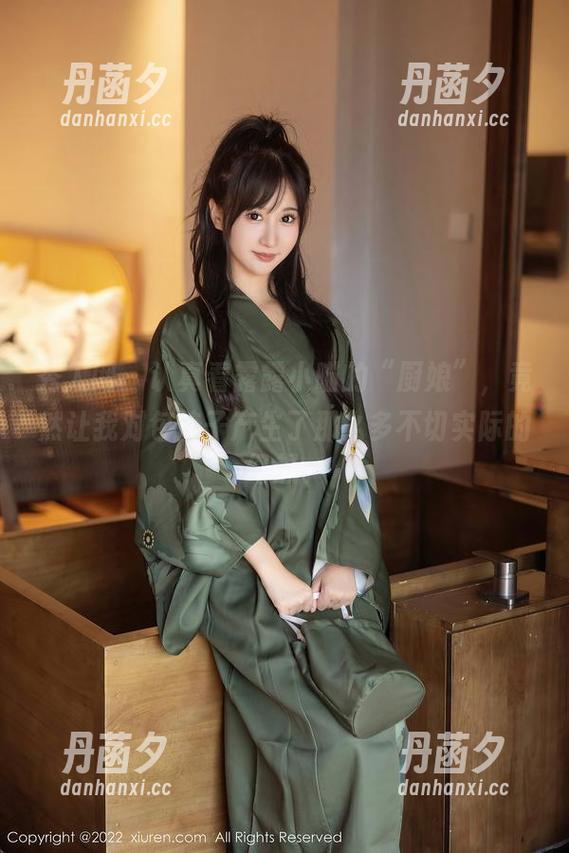 秀人网 - 认真看露露小喵的“厨娘”，竟然让我对包饺子产生了那么多不切实际的幻想。