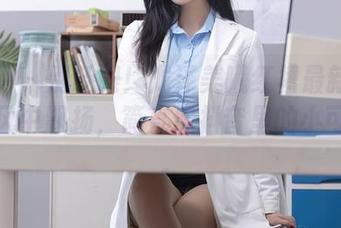 秀人网 – 别眨眼！龙泽美曦红裙最新原图，在风中飘扬，简直像抖音里的小可爱我。