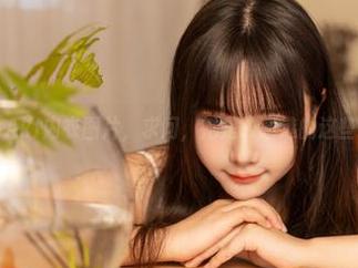 最新秋山AkI内衣图片，求问，她是故意选的这些造型嘛？