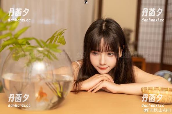 最新秋山AkI内衣图片，求问，她是故意选的这些造型嘛？