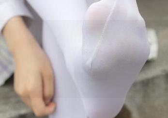 紧急企划 – 小奶糕Milky的《美足》，原图显示出她的任性，照片却又流露一丝温暖。