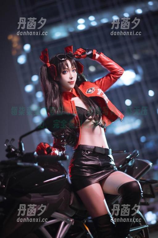 翎柒菜菜身穿白毛衣，在线写真，毫无压力，完全是自信的气息。