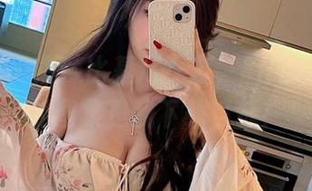 微密圈 – 热辣比基尼女友，脸红Dearie的图集是我下载目标！