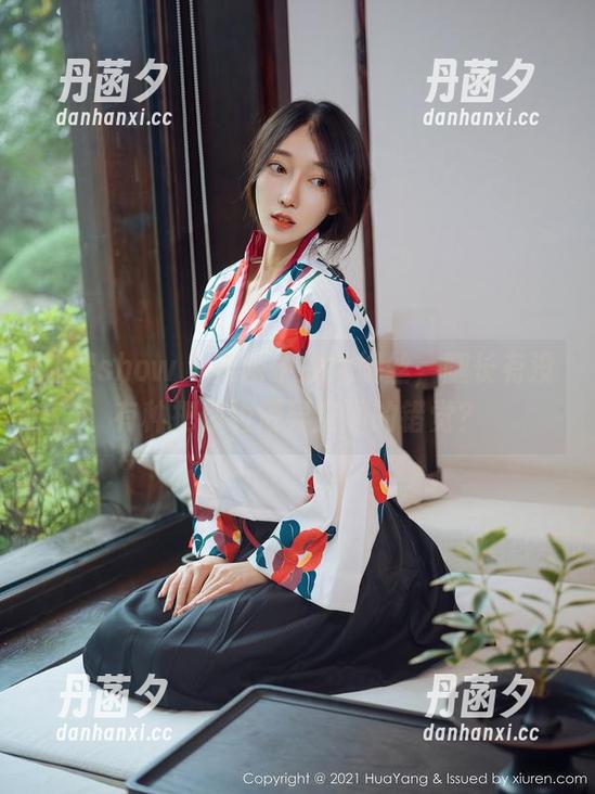 花漾show - 美图中的尤妮丝，腿长有没有种把你拉进异空间的错觉？