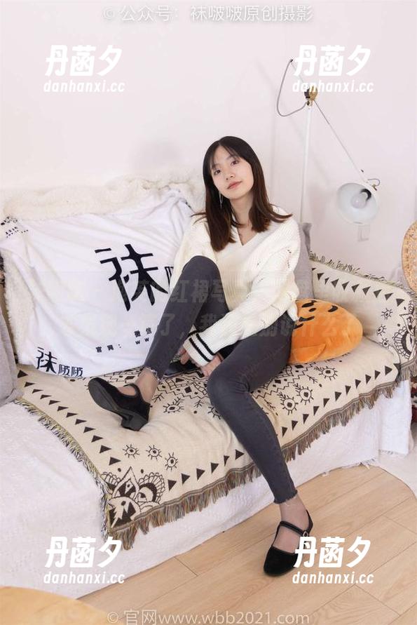 袜啵啵 - 泡芙的红裙写真，网盘里收藏后才发现…算了，我还是别说什么了