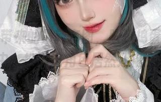 给你们带来的最新套图，趴趴捣蛋陌在红白JK中，扮演这角色居然还挺有意思！