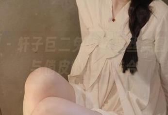 微密圈 – 轩子巨二兔的裤里丝美图，优雅与俏皮的绝妙结合