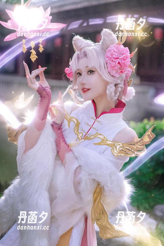 露儿大魔王空姐变身：私房图片展示，揭开安全带后的休闲一刻！