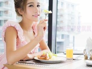 青豆客 – 毛衣虽厚实，但赵馨玥的私拍美图却轻飘飘，宛如夏日里的微风。