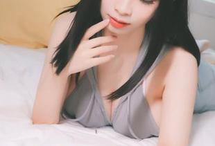 哦，韶陌陌又更新写真了，裸足的背后在思考啥呢？