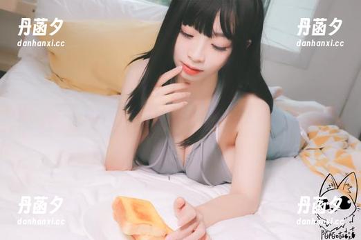 哦，韶陌陌又更新写真了，裸足的背后在思考啥呢？