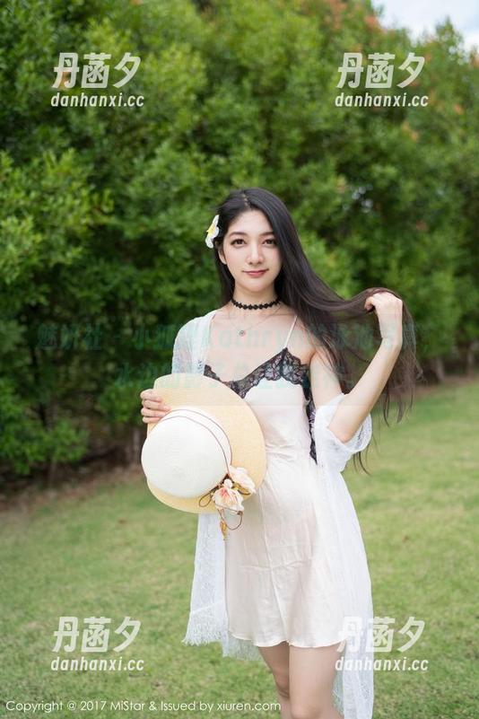 魅妍社 - 小狐狸Kathryn的泳池写真，水边的影子总让我走神。