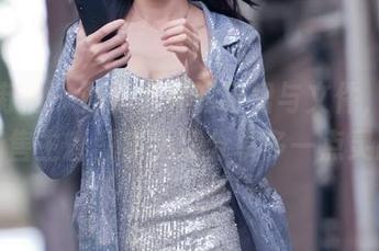 魔镜街拍 – 办公桌旁的粉裙与文件，婷婷的销售主管图集免费分享多一点灵感！