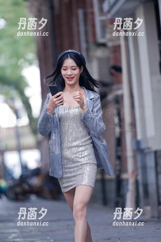 魔镜街拍 - 办公桌旁的粉裙与文件，婷婷的销售主管图集免费分享多一点灵感！
